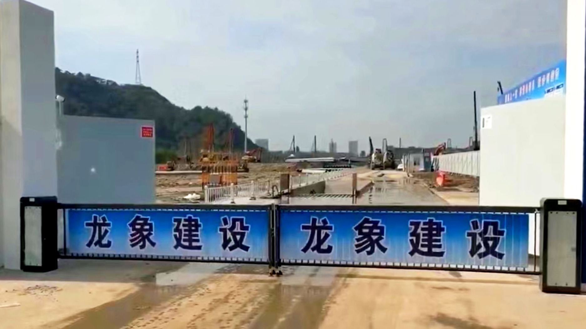廣告道閘,性?xún)r(jià)高，安全性穩(wěn)定,具備開(kāi)、關(guān)閘，防砸功能。